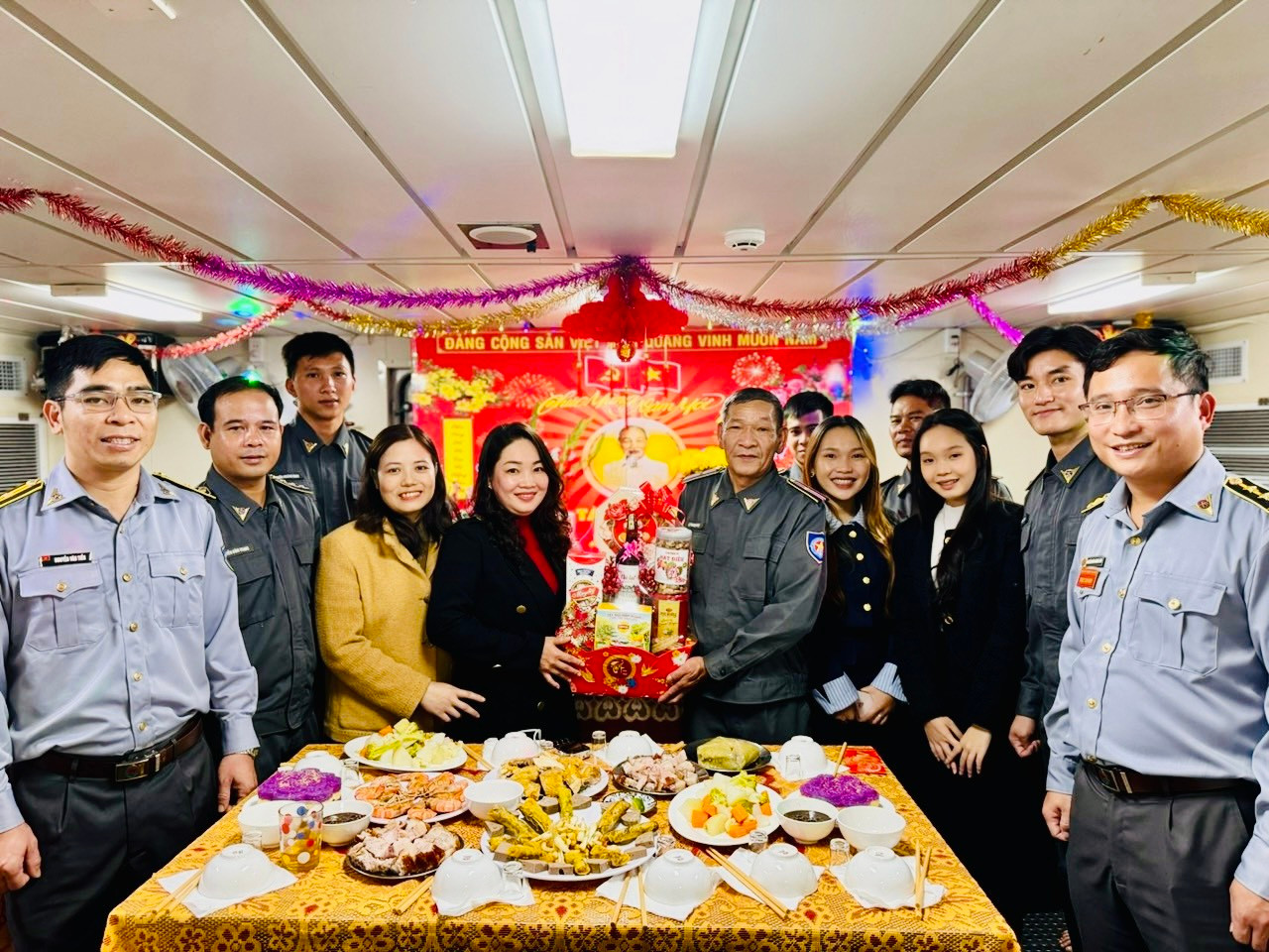 Tàu KN364 vui đón Tết sớm cùng gia đình anh Lê Thanh Ngữ và anh Nguyễn Văn Hoàng, những cán bộ Kiểm ngư chuẩn bị ra khơi trực Tết. Tàu KN364 vui đón Tết sớm cùng gia đình anh Lê Thanh Ngữ và anh Nguyễn Văn Hoàng, những cán bộ Kiểm ngư chuẩn bị ra khơi trực Tết.