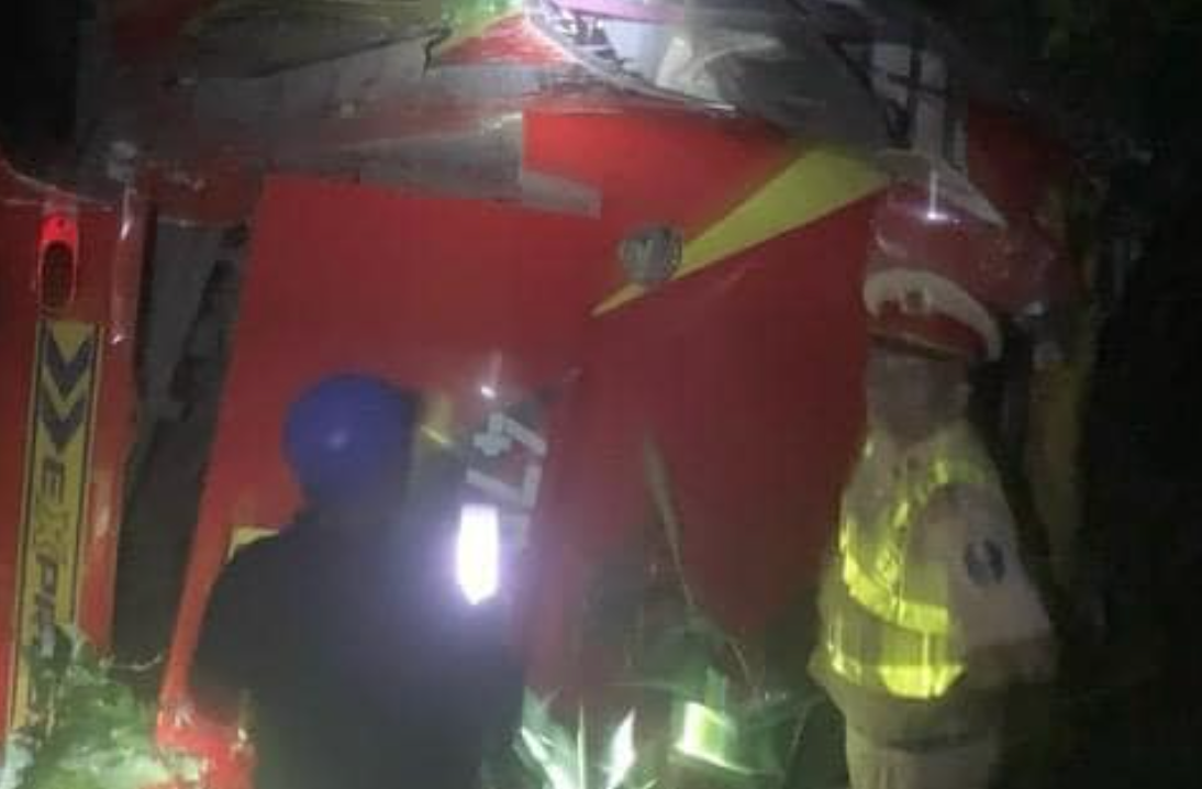 Hiện trường vụ lật xe khách ở Kon Tum. (Ảnh: Người dân cung cấp) Hiện trường vụ lật xe khách ở Kon Tum. (Ảnh: Người dân cung cấp)