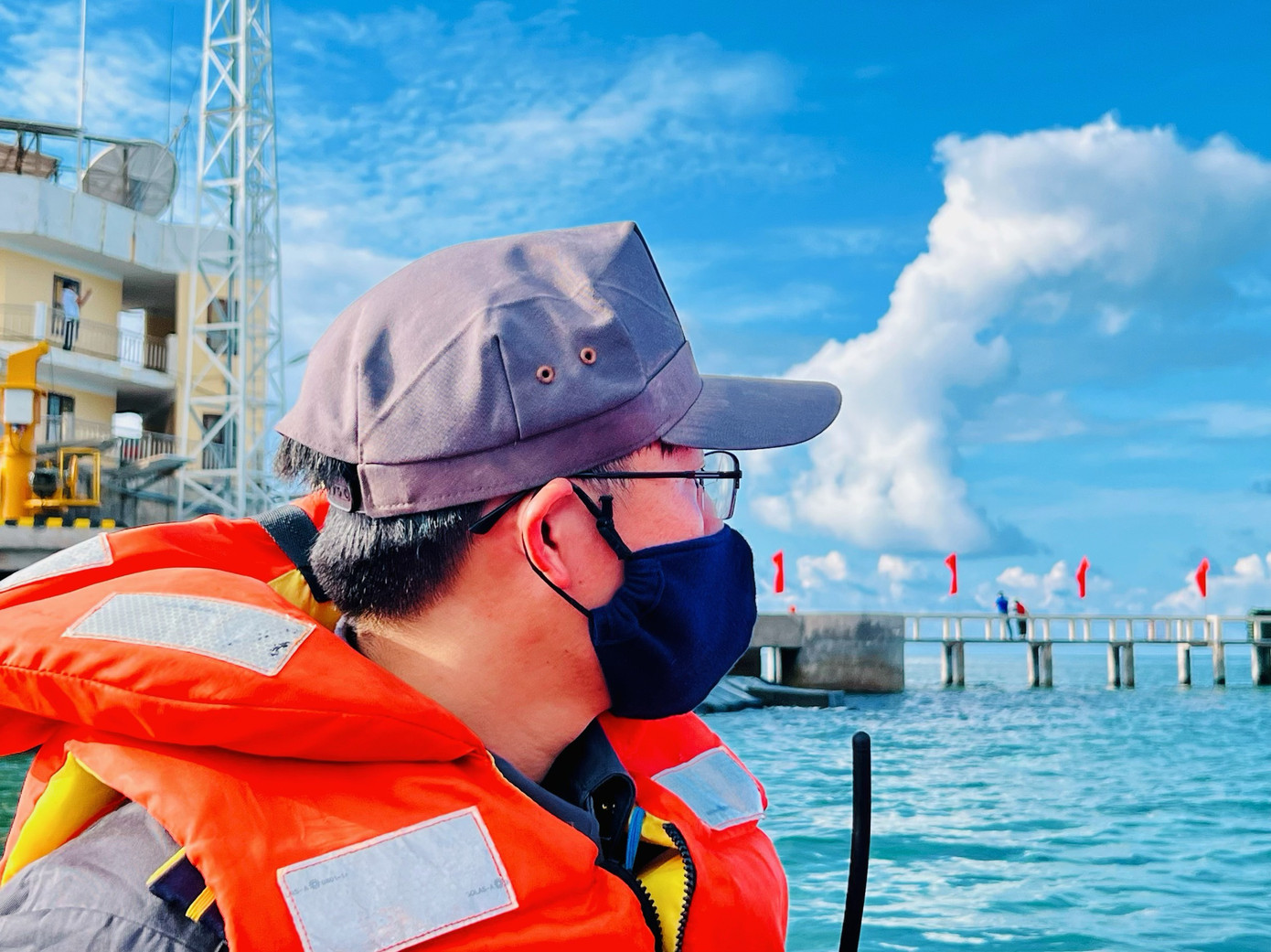 Tàu là nhà, biển cả là quê hương. Tàu là nhà, biển cả là quê hương.