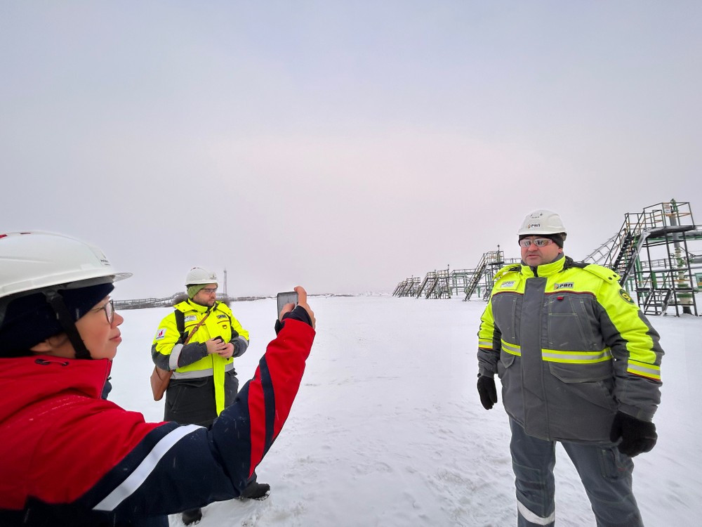 Nhà báo Việt Nam tác nghiệp tại mỏ. Nhà báo Việt Nam tác nghiệp tại mỏ.