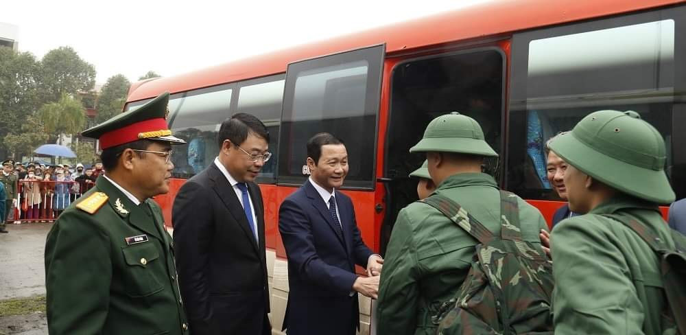 Chủ tịch UBND tỉnh Đỗ Minh Tuấn cùng các đại biểu động viên các tân binh tại TP. Thanh Hoá lên đường nhập ngũ. Chủ tịch UBND tỉnh Đỗ Minh Tuấn cùng các đại biểu động viên các tân binh tại TP. Thanh Hoá lên đường nhập ngũ.
