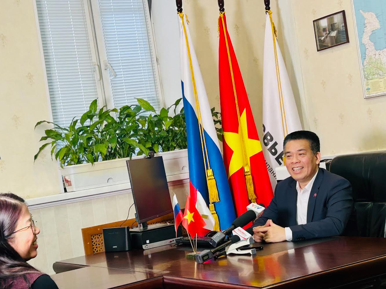 Phó Tổng giám đốc thứ nhất Liên doanh Dầu khí Nga – Việt Nguyễn Trí Dũng trả lời phỏng vấn các nhà báo. Phó Tổng giám đốc thứ nhất Liên doanh Dầu khí Nga – Việt Nguyễn Trí Dũng trả lời phỏng vấn các nhà báo.