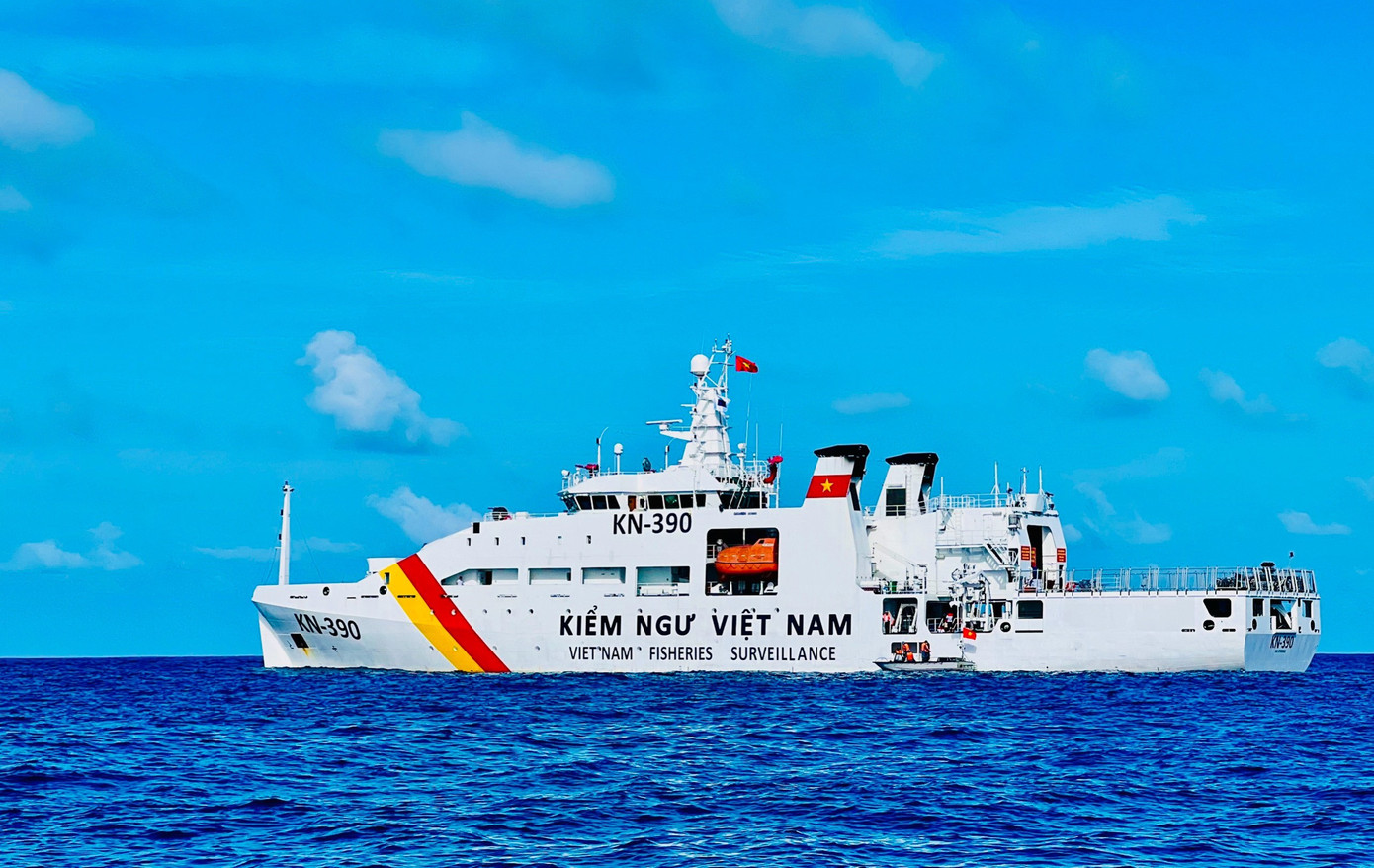 Tàu là nhà, biển cả là quê hương. Tàu là nhà, biển cả là quê hương.