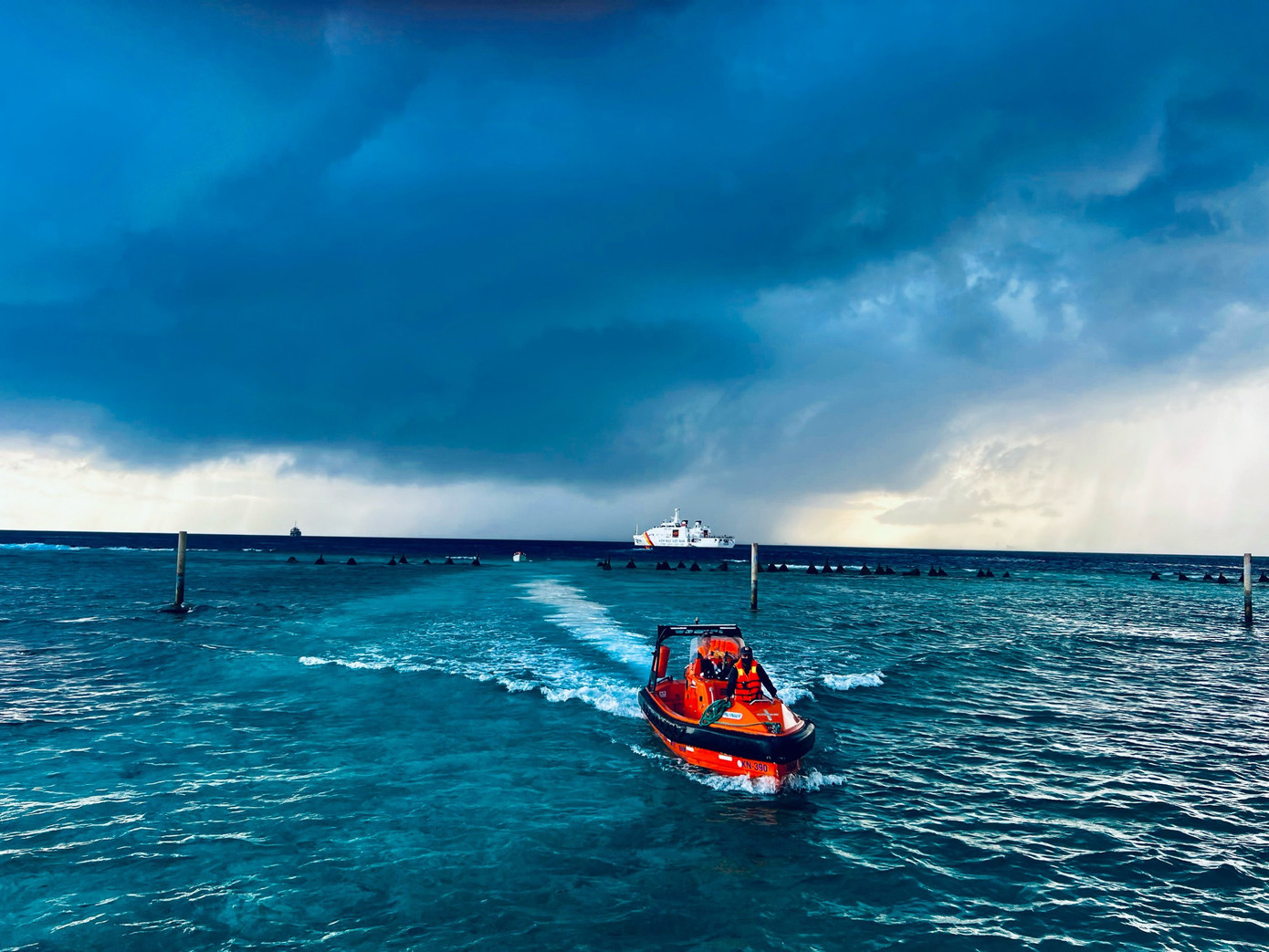 Tàu là nhà, biển cả là quê hương. Tàu là nhà, biển cả là quê hương.