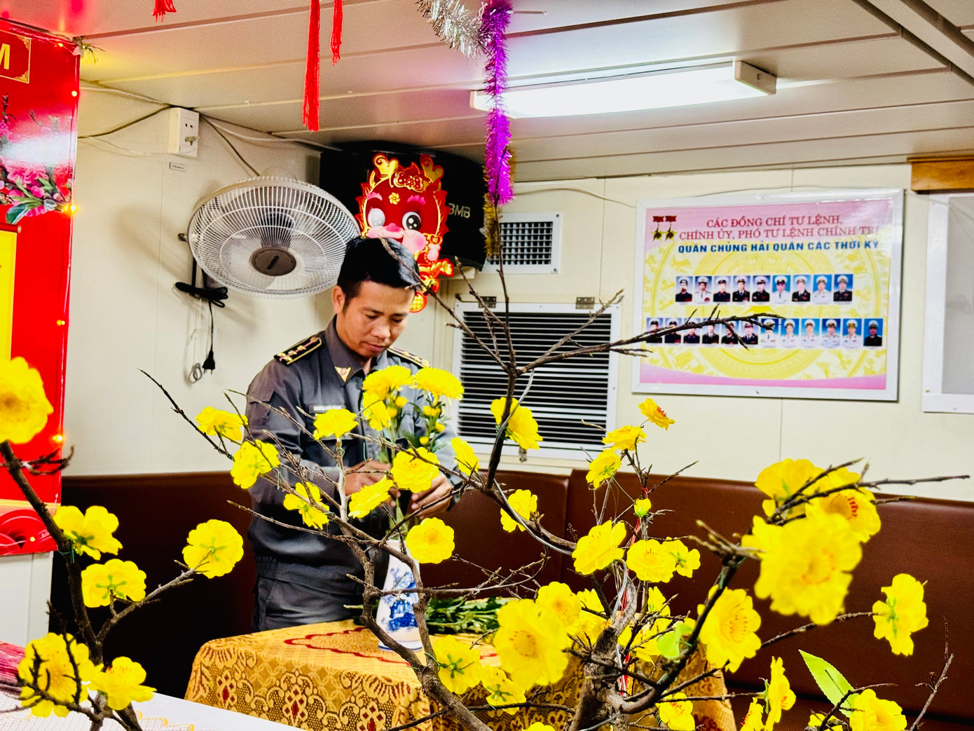 Ấm tình đồng đội nơi đầu sóng ngọn gió. Ấm tình đồng đội nơi đầu sóng ngọn gió.