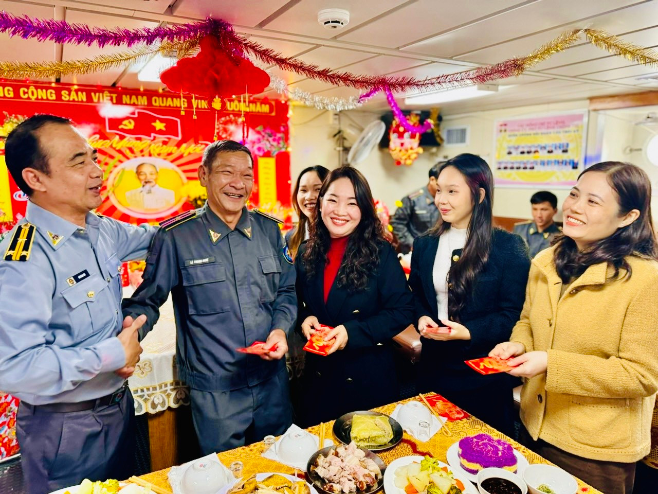 Tàu KN364 vui đón Tết sớm cùng gia đình anh Lê Thanh Ngữ và anh Nguyễn Văn Hoàng, những cán bộ Kiểm ngư chuẩn bị ra khơi trực Tết. Tàu KN364 vui đón Tết sớm cùng gia đình anh Lê Thanh Ngữ và anh Nguyễn Văn Hoàng, những cán bộ Kiểm ngư chuẩn bị ra khơi trực Tết.