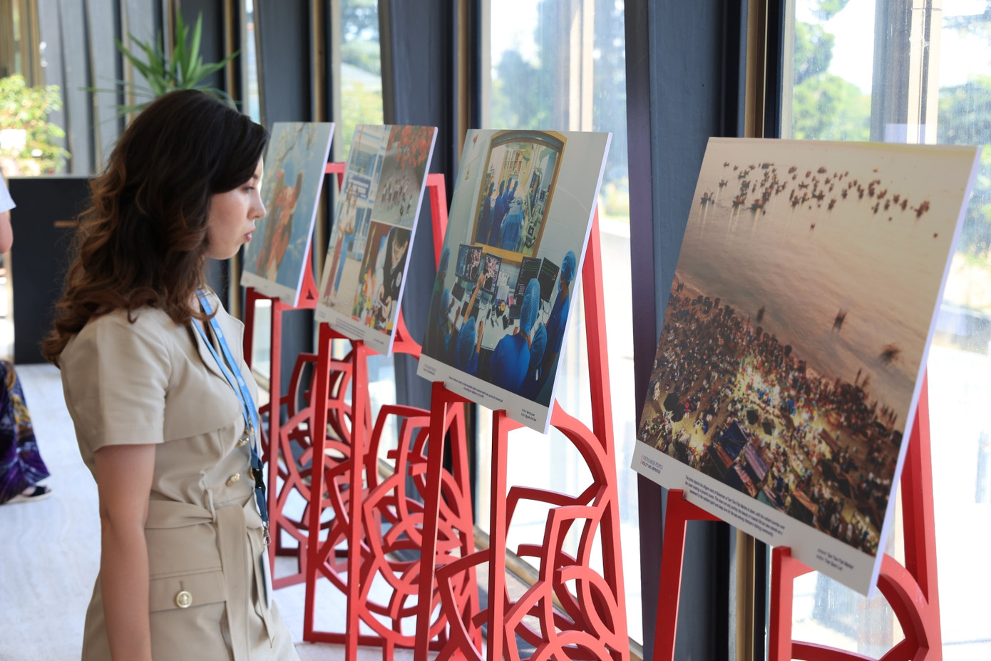 Các khách tham quan tại triển lãm.
