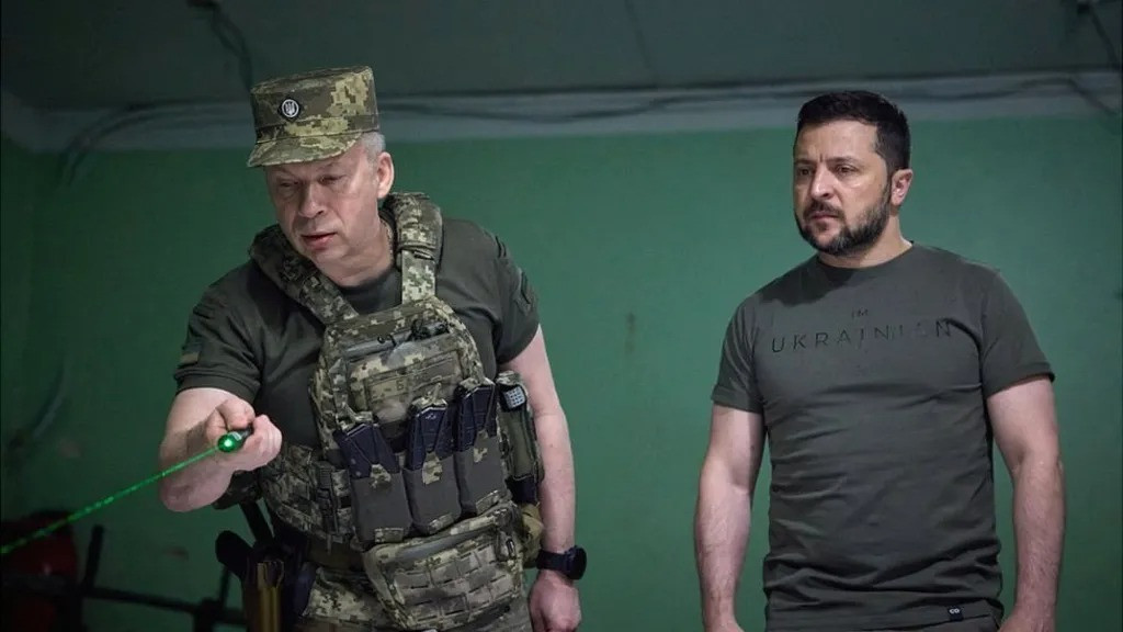 Tổng thống Ukraine Volodymyr Zelensky và Tổng tư lệnh Các lực lượng vũ trang Ukraine Oleksandr Syrskyi. (Ảnh: Reuters)