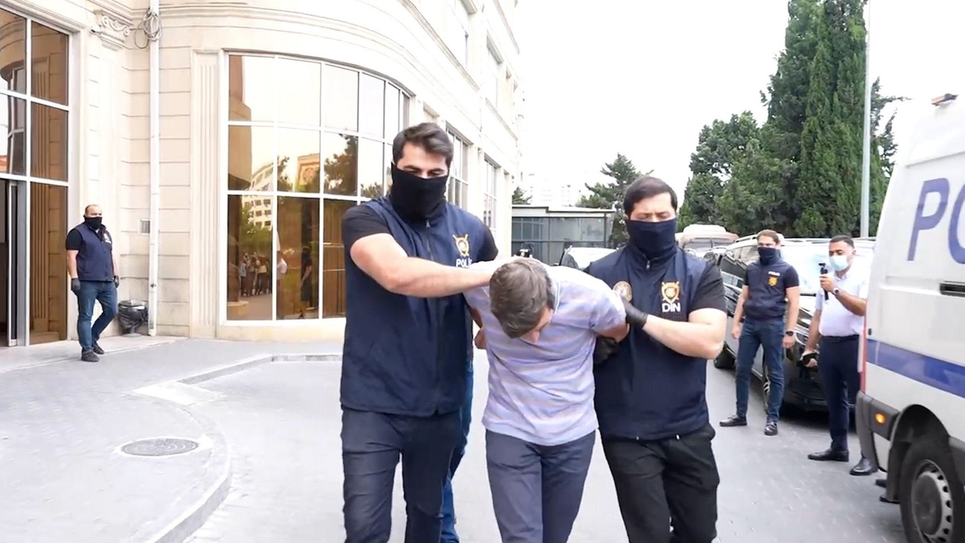 Hình ảnh vụ bắt giữ tại văn phòng Sputnik ở Baku. (Ảnh: AA)