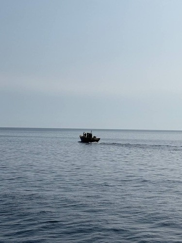 Chiếc thuyền gỗ di chuyển về phía vùng biển Triều Tiên. (Ảnh: Yonhap) Chiếc thuyền gỗ di chuyển về phía vùng biển Triều Tiên. (Ảnh: Yonhap)