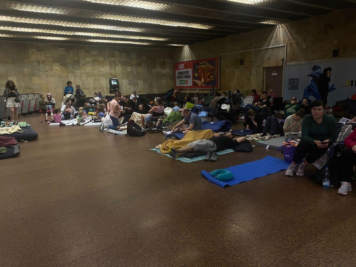 Người dân Kiev trú ẩn dưới ga tàu điện ngầm tối 3/7. (Ảnh: Kyiv Independent)