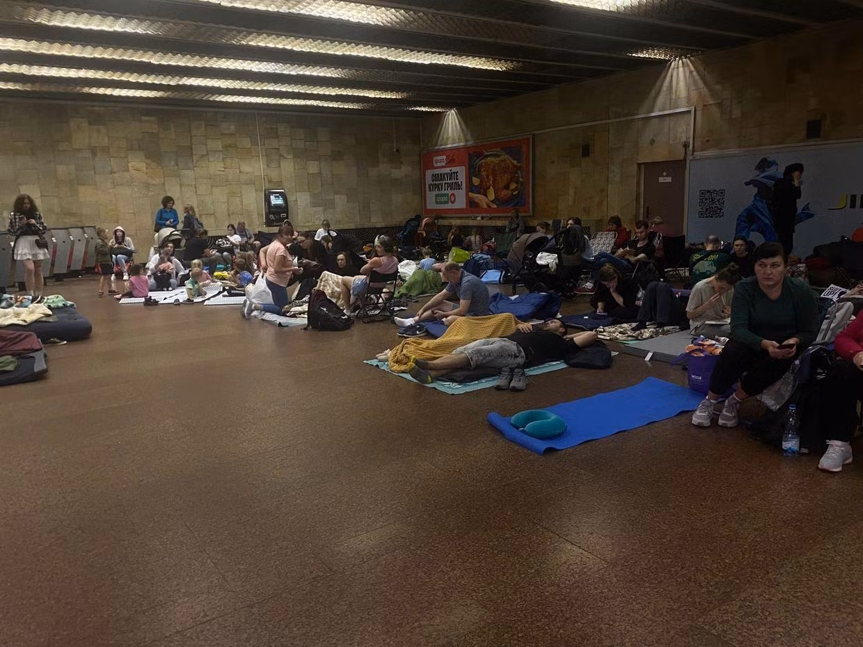 Người dân Kiev trú ẩn dưới ga tàu điện ngầm tối 3/7. (Ảnh: Kyiv Independent)