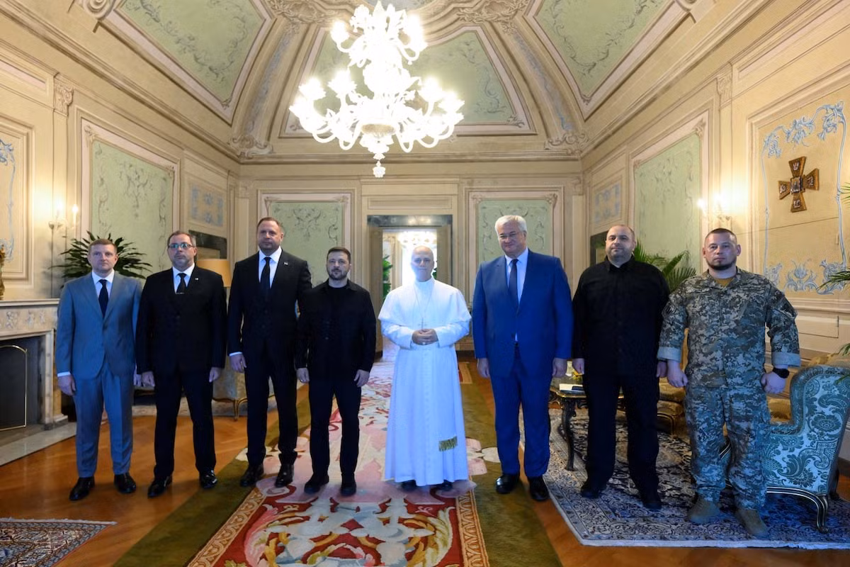 Hình ảnh cuộc gặp ngày 9/7 của Giáo hoàng Leo và Tổng thống Ukraine Volodymyr Zelensky. (Ảnh: Reuters)