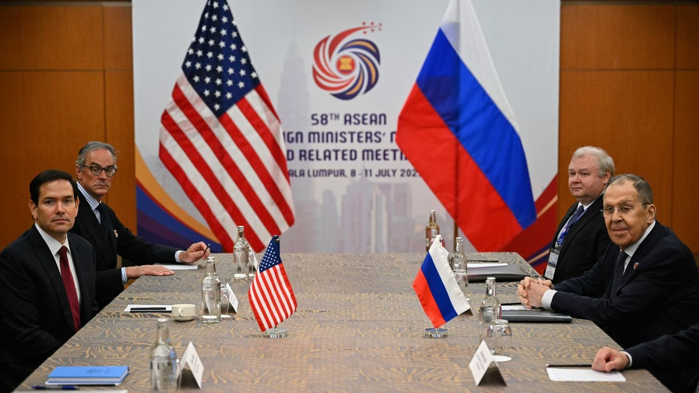 Ngoại trưởng Mỹ Marco Rubio và Ngoại trưởng Nga Sergey Lavrov gặp nhau tại Kuala Lumpur (Malaysia) ngày 10/7. (Ảnh: AP) Ngoại trưởng Mỹ Marco Rubio và Ngoại trưởng Nga Sergey Lavrov gặp nhau tại Kuala Lumpur (Malaysia) ngày 10/7. (Ảnh: AP)