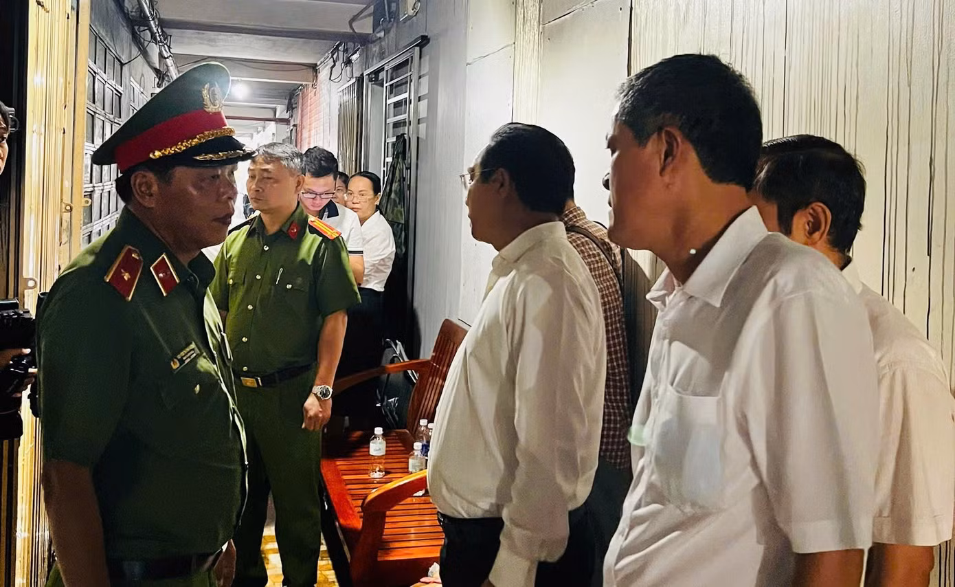 Đoàn công tác của lãnh đạo UBND Công an TP.HCM kiểm tra hiện trường vụ cháy, sáng 7/7. Ảnh: Chinh Hoàng Đoàn công tác của lãnh đạo UBND Công an TP.HCM kiểm tra hiện trường vụ cháy, sáng 7/7. Ảnh: Chinh Hoàng