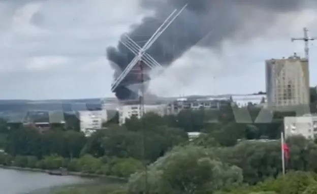 Khói bốc lên ở Izhevsk sáng 1/7. (Ảnh: Telegram)