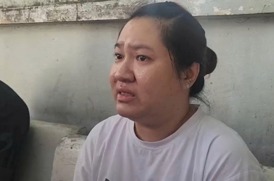 Chị Đô Trần Nguyệt Ánh chia sẻ với phóng viên Dân Việt về vụ cháy ở chung cư Độc Lập, tối 6/7. Ảnh: Chinh Hoàng