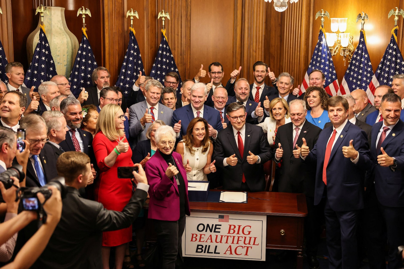 Chủ tịch Hạ viện Mỹ Mike Johnson ký thông qua dự luật. (Ảnh: Reuters)