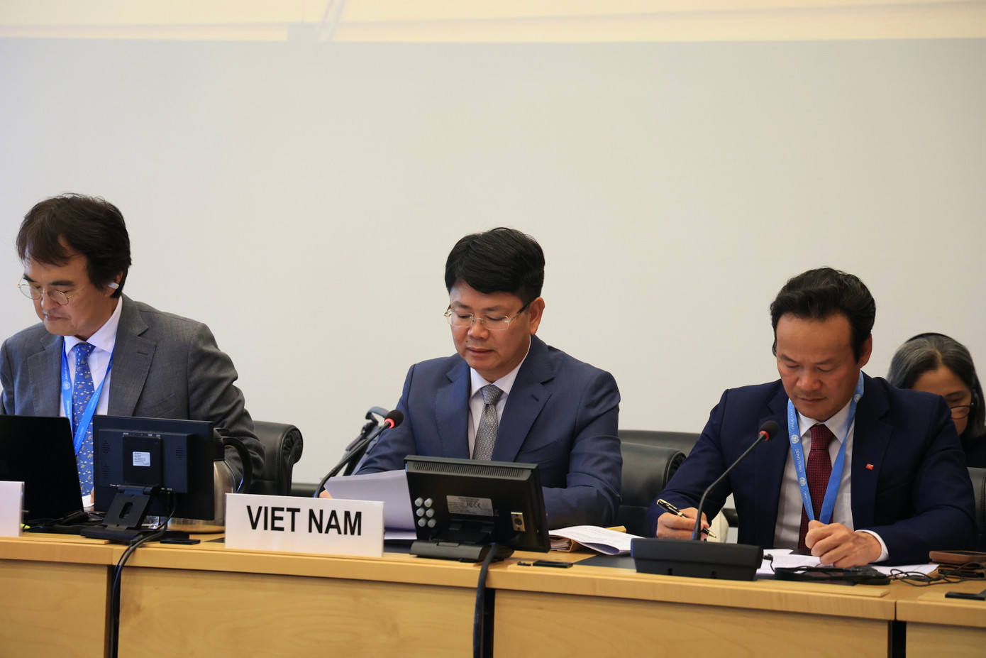 Thứ trưởng Bộ Tư pháp Nguyễn Thanh Tịnh (giữa) và Đại sứ, Trưởng Phái đoàn Thường trực Việt Nam tại Geneva Mai Phan Dũng (phải). (Ảnh: TTXVN)