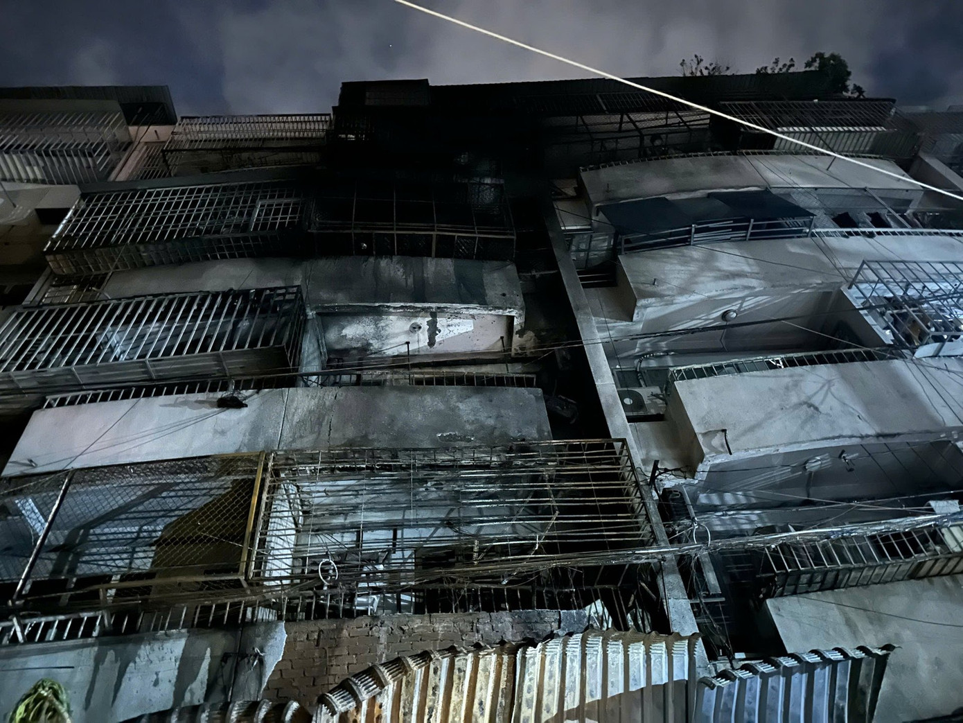 Hiện trường bên ngoài vụ cháy tại chung cư Độc Lập, sáng 7/7. Ảnh: Chinh Hoàng