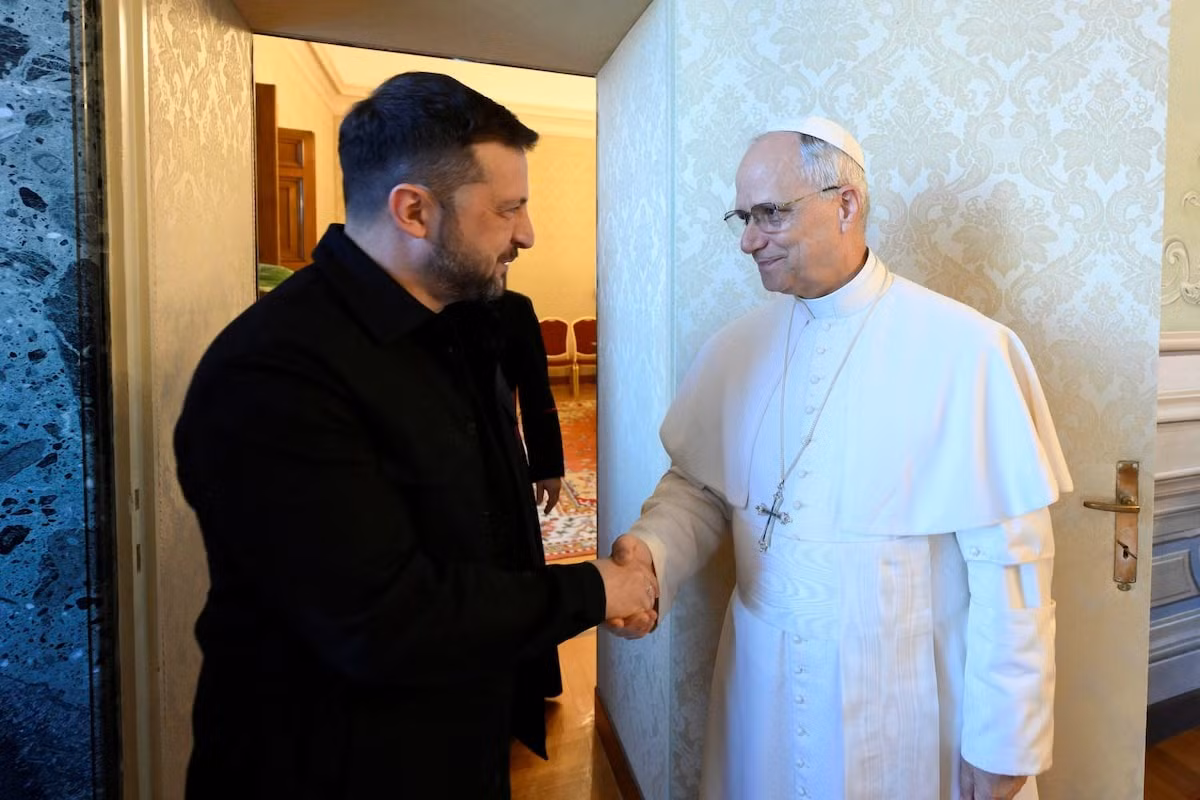 Giáo hoàng Leo và Tổng thống Ukraine Volodymyr Zelensky. (Ảnh: Reuters)