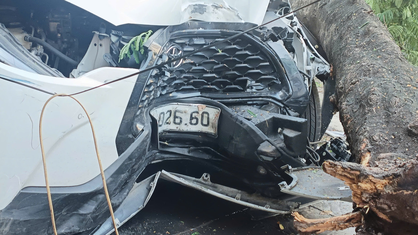 Đầu xe bị hư hại nặng. (Ảnh: Thanh Hà)