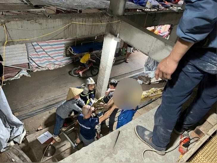 Lực lượng chức năng giải cứu người đàn ông mắc kẹt dưới khối bê tông.