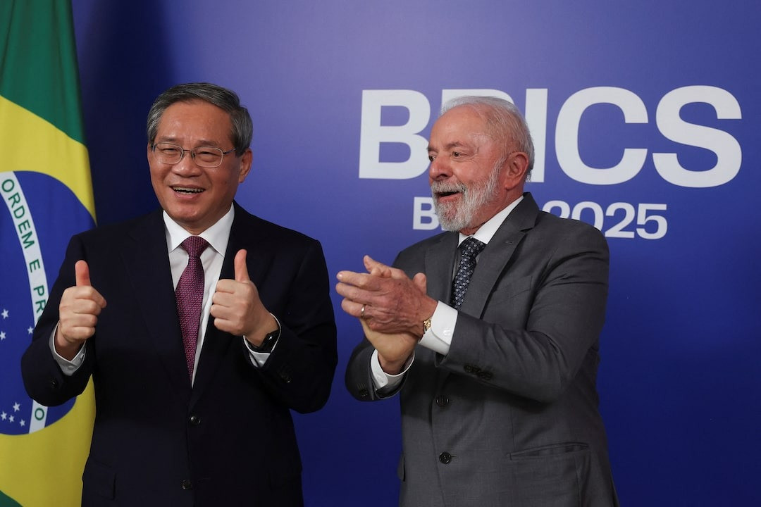 Tổng thống Brazil Luiz Inacio Lula da Silva và Thủ tướng Trung Quốc Lý Cường tham dự một cuộc họp song phương trước hội nghị thượng đỉnh BRICS tại Rio de Janeiro ngày 5/7. (Ảnh: Reuters) Tổng thống Brazil Luiz Inacio Lula da Silva và Thủ tướng Trung Quốc Lý Cường tham dự một cuộc họp song phương trước hội nghị thượng đỉnh BRICS tại Rio de Janeiro ngày 5/7. (Ảnh: Reuters)