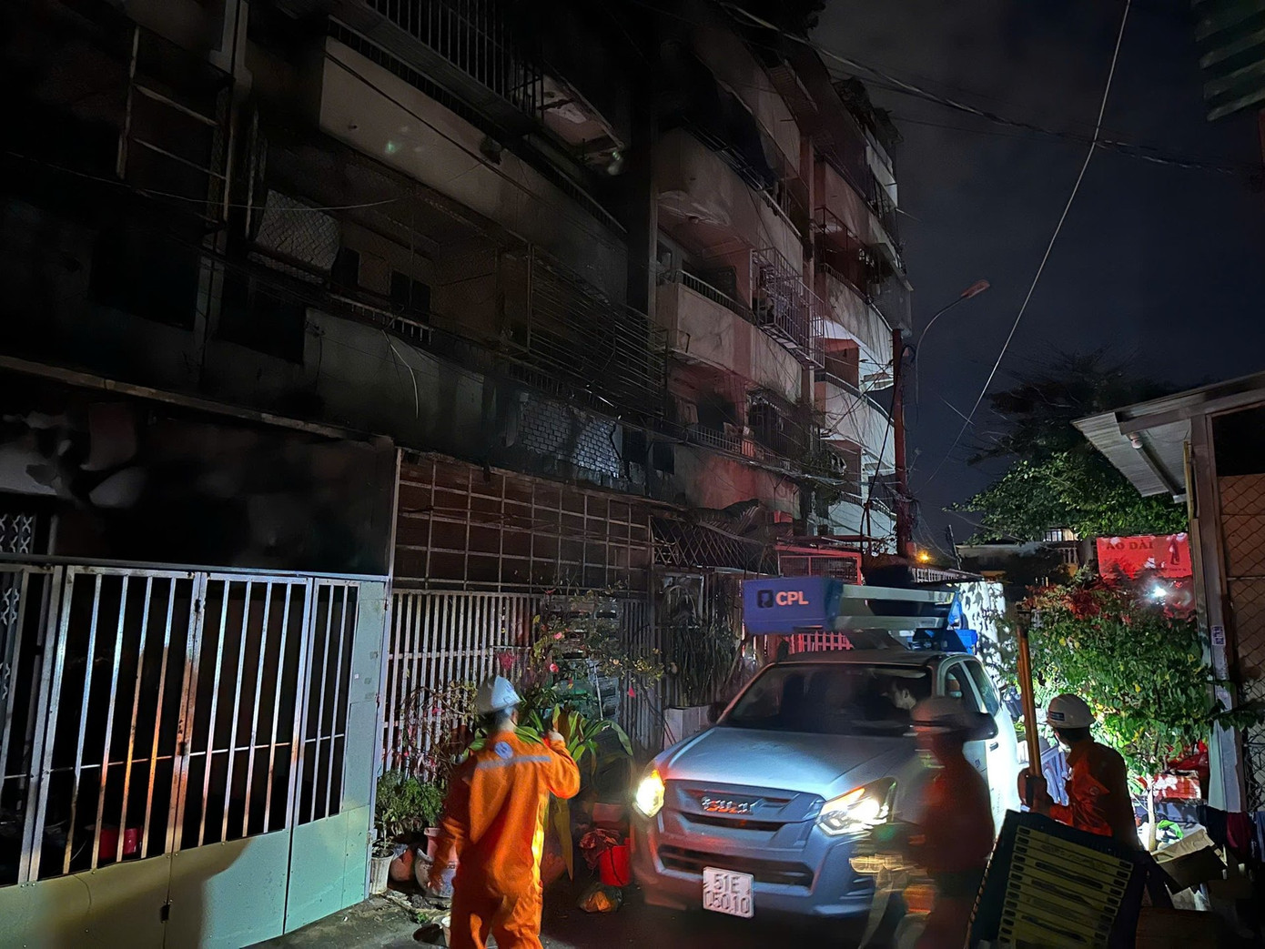 Khu vực tầng trệt chung cư Độc Lập được cư dân gia cố thêm hàng rào sắt bít bùng, để đậu xe hoặc để vật dụng sinh hoạt. Ảnh: Chinh Hoàng