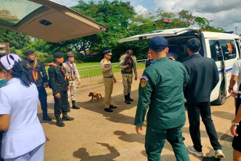 Các sĩ quan Thái Lan mở đường cho một bệnh nhân Campuchia vượt qua biên giới đến Bệnh viện Ruamphaet ở tỉnh Surin (Thái Lan) vào ngày 30/6. (Ảnh: Bangkok Post)