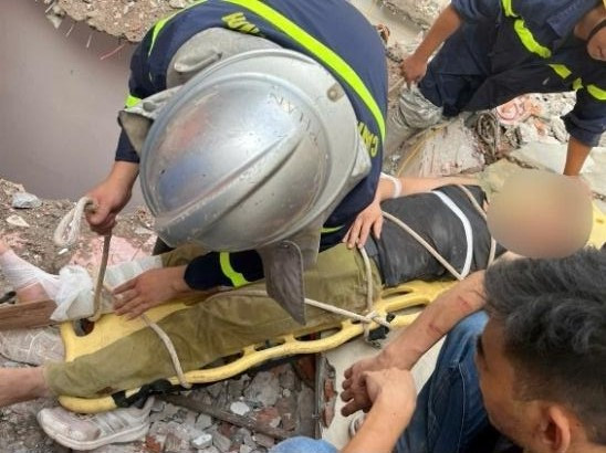 Lực lượng chức năng giải cứu người đàn ông mắc kẹt dưới khối bê tông.