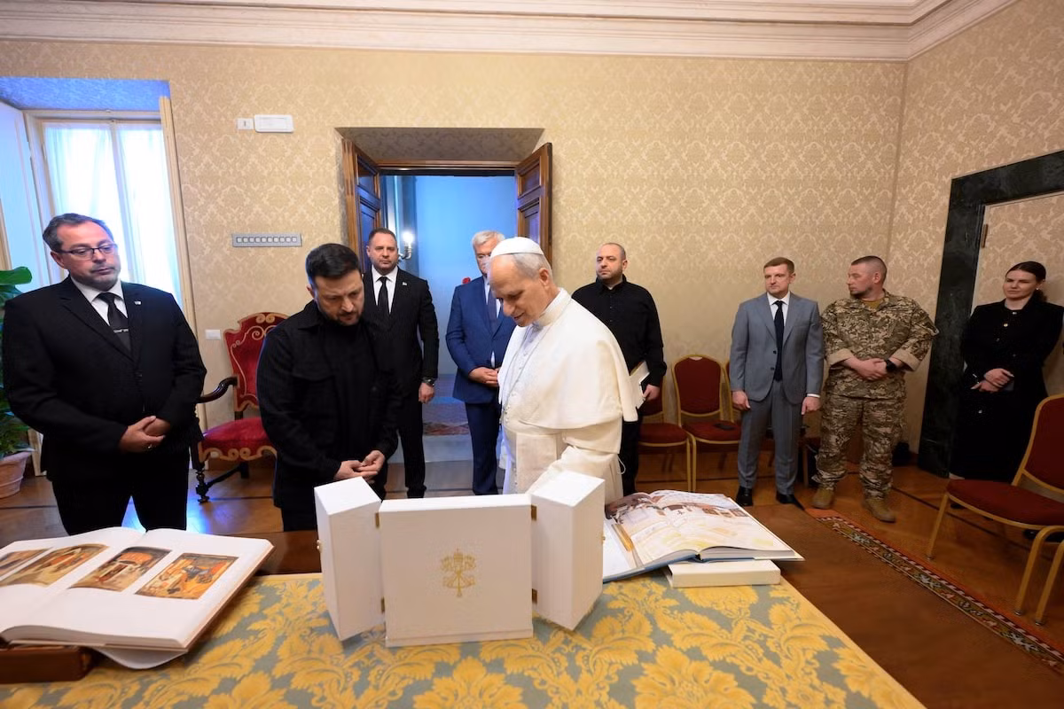 Hình ảnh cuộc gặp ngày 9/7 của Giáo hoàng Leo và Tổng thống Ukraine Volodymyr Zelensky. (Ảnh: Reuters)