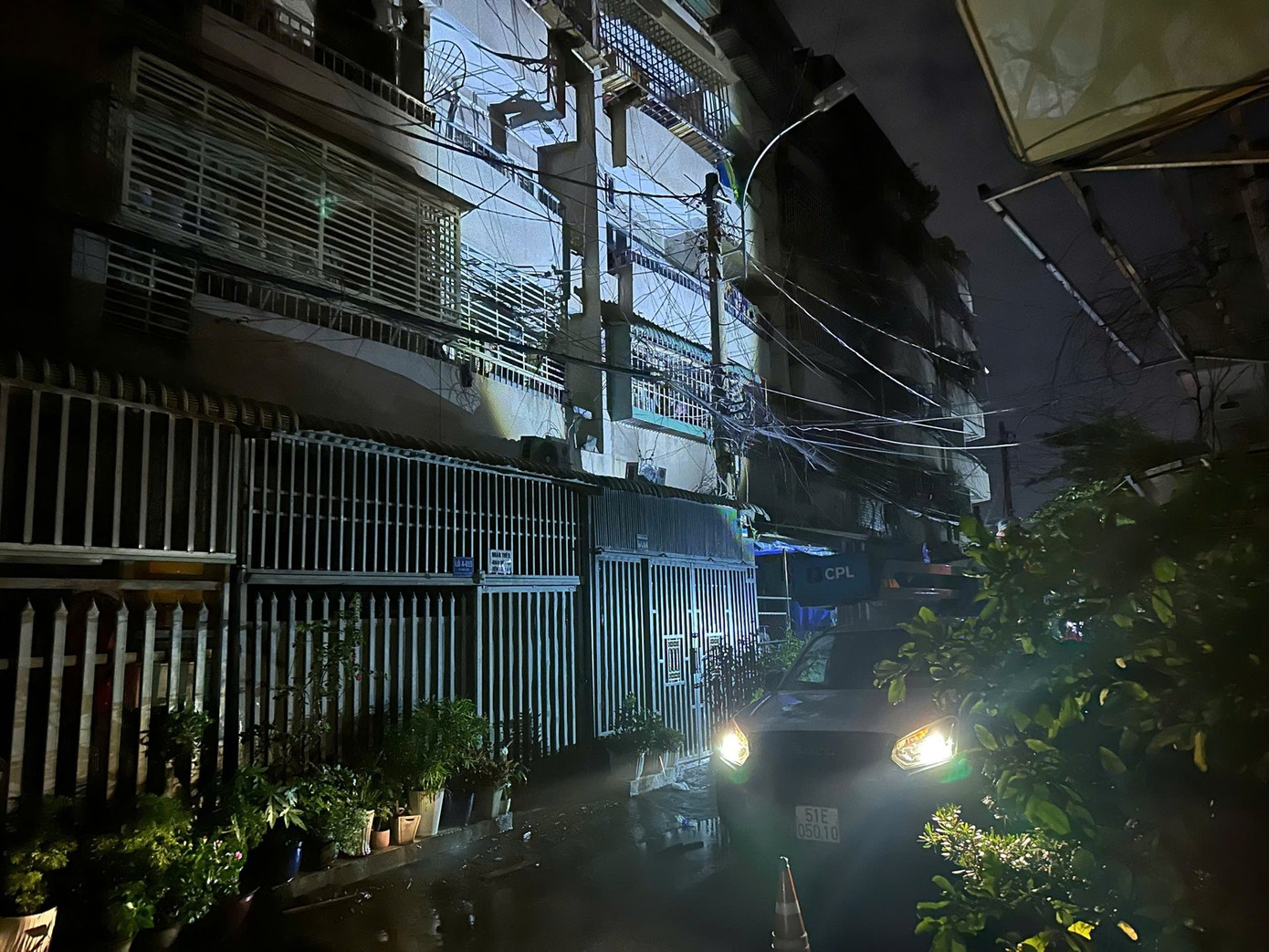 Khu vực tầng trệt chung cư Độc Lập được cư dân gia cố thêm hàng rào sắt bít bùng, để đậu xe hoặc để vật dụng sinh hoạt. Ảnh: Chinh Hoàng