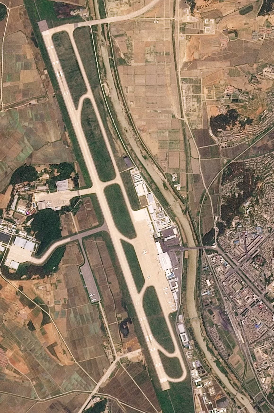 Ảnh vệ tinh ngày 4/6 cho thấy máy bay chở hàng tại sân bay Sunan của Triều Tiên. (Ảnh: Planet Labs)
