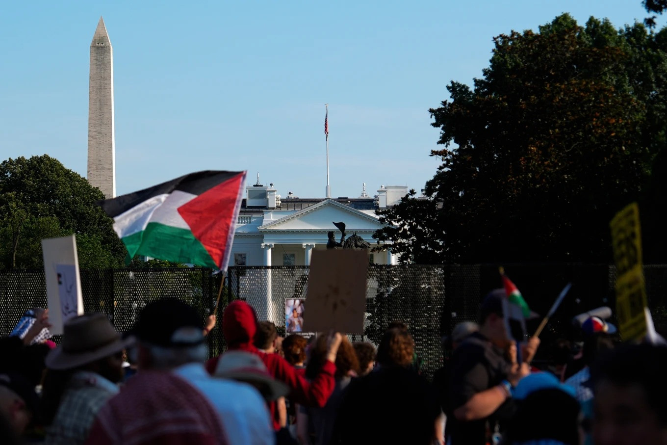 Bên ngoài Nhà Trắng, hàng trăm người biểu tình - nhiều người đội khăn choàng của Palestine và vẫy cờ Palestine - đã tụ tập giơ biểu ngữ có dòng chữ "Dừng cung cấp vũ khí cho Israel". (Ảnh: AP) Bên ngoài Nhà Trắng, hàng trăm người biểu tình - nhiều người đội khăn choàng của Palestine và vẫy cờ Palestine - đã tụ tập giơ biểu ngữ có dòng chữ "Dừng cung cấp vũ khí cho Israel". (Ảnh: AP)