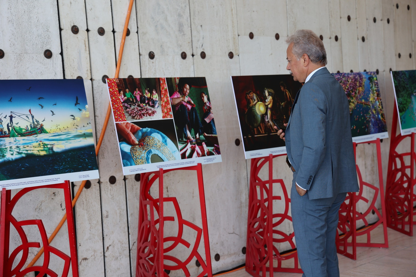 Các khách tham quan tại triển lãm.