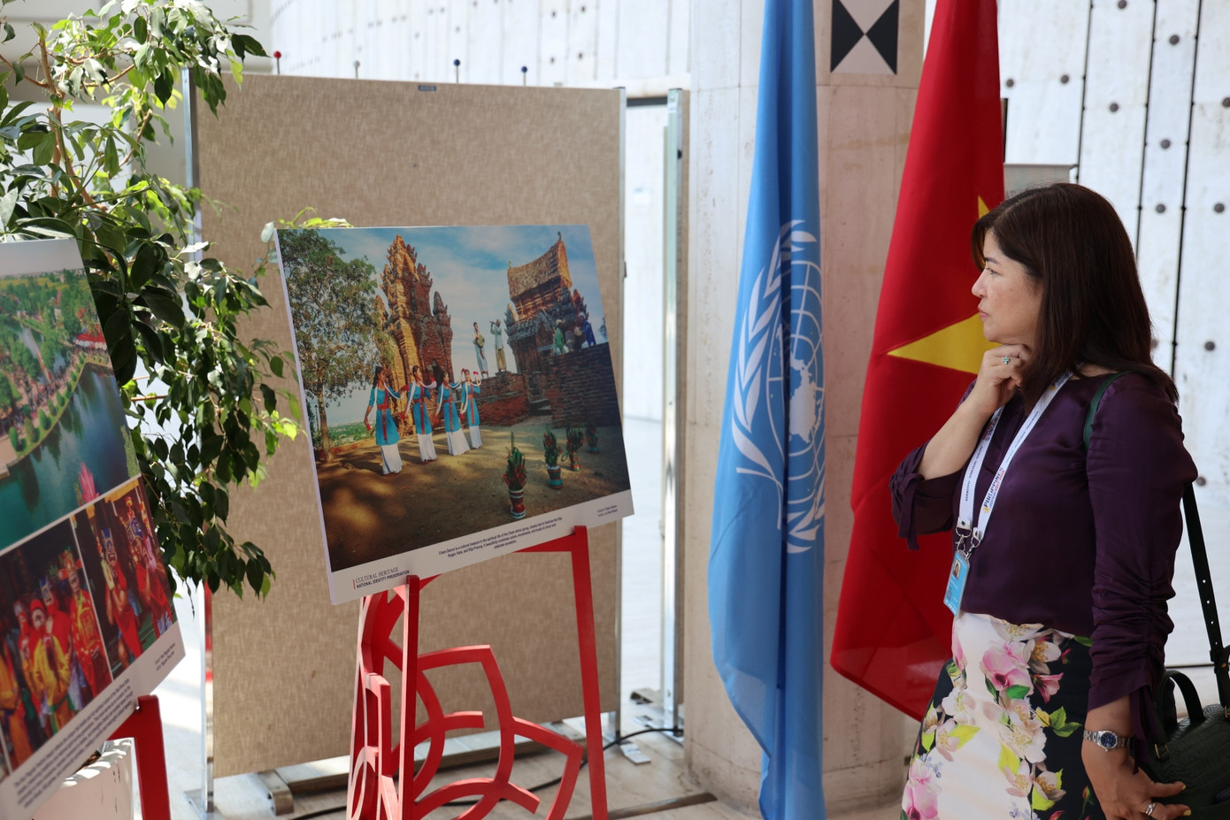 Các khách tham quan tại triển lãm.