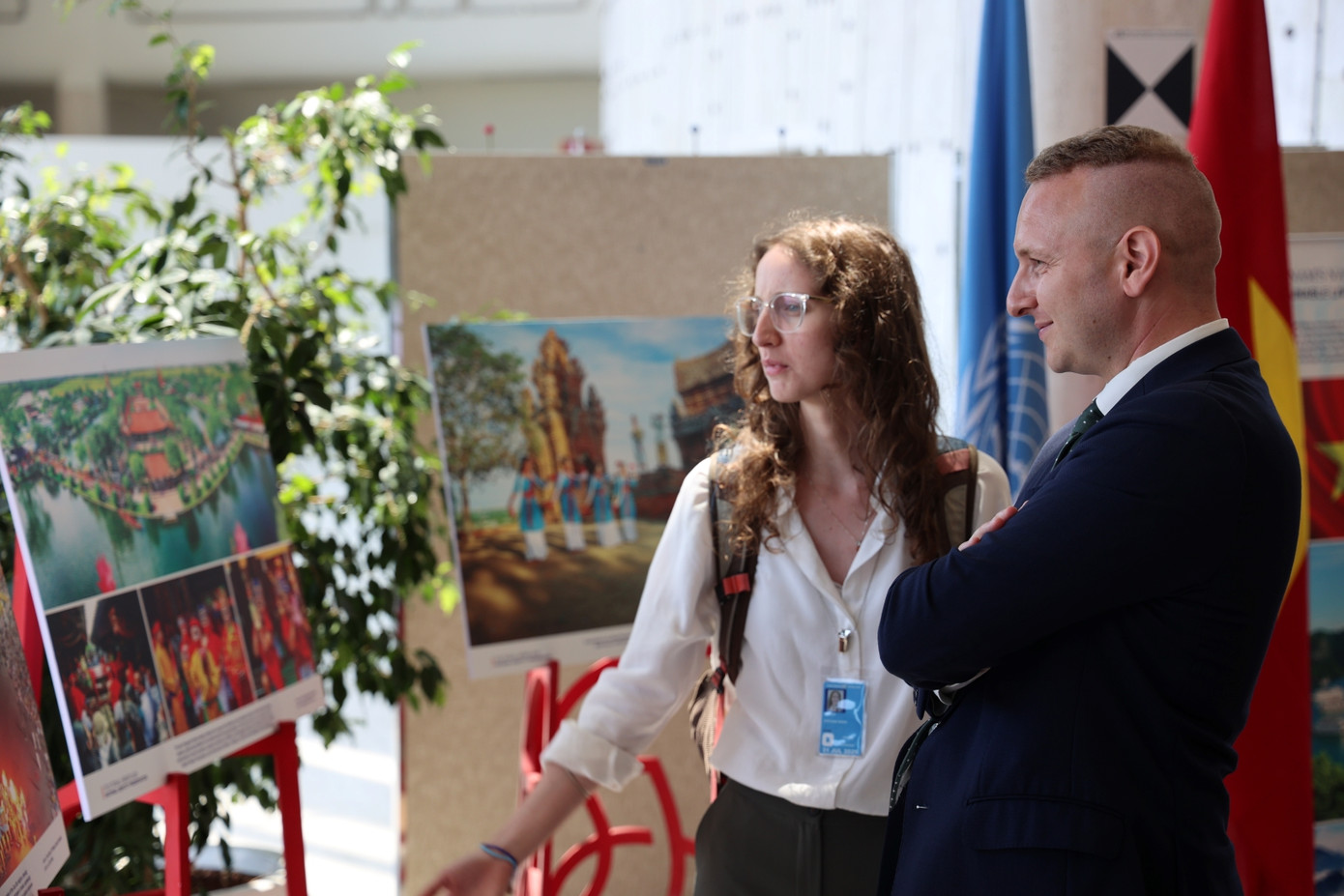 Các khách tham quan tại triển lãm.