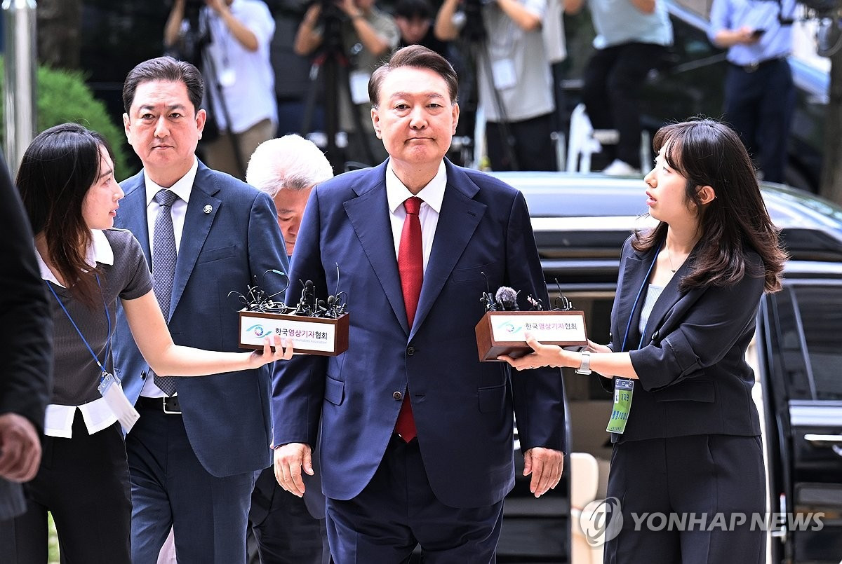 Cựu Tổng thống Hàn Quốc Yoon Suk Yeol có mặt tại tòa ngày 9/7. (Ảnh: Yonhap)