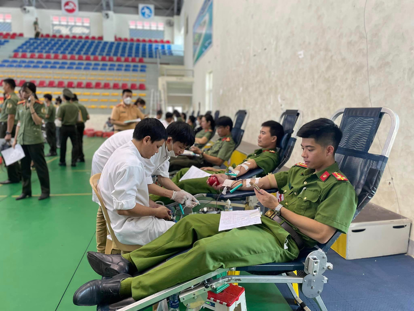Hàng trăm lượt cán bộ, chiến sĩ CA tỉnh Quảng Bình tham gia hiến máu. Hàng trăm lượt cán bộ, chiến sĩ CA tỉnh Quảng Bình tham gia hiến máu.