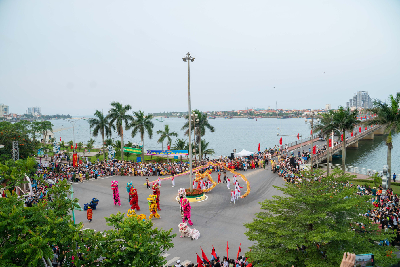 Lễ hội đường phố có sự tham dự của hơn 350 nghệ sĩ, người mẫu các đoàn, nhóm nhảy... tạo nên khoảng không gian náo nhiệt trên một số tuyến phố của tỉnh Quảng Bình