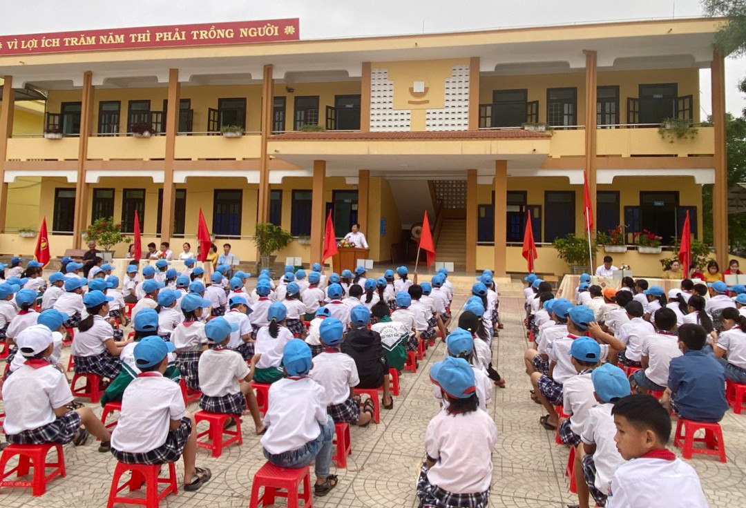 Hiệu trưởng trường Tiểu học Ngư Thuỷ Bắc xin lỗi học sinh, đồng nghiệp và đại diện cha mẹ học sinh về hành vi của mình, trong buổi chào cờ đầu tuần của nhà trường. Hiệu trưởng trường Tiểu học Ngư Thuỷ Bắc xin lỗi học sinh, đồng nghiệp và đại diện cha mẹ học sinh về hành vi của mình, trong buổi chào cờ đầu tuần của nhà trường.