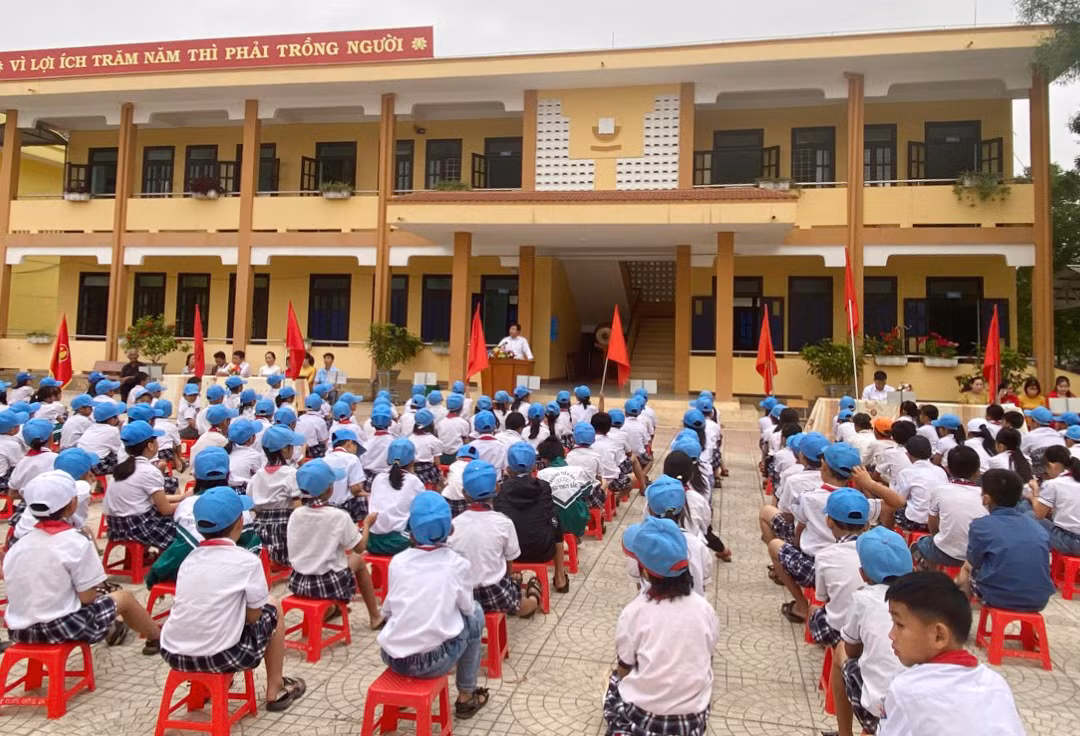Hiệu trưởng trường tiểu học Ngư Thủy Bắc đứng trước cờ xin lỗi học sinh toàn trường vào buổi chào cờ đầu tuần ngay sau khi xảy ra sự việc. Hiệu trưởng trường tiểu học Ngư Thủy Bắc đứng trước cờ xin lỗi học sinh toàn trường vào buổi chào cờ đầu tuần ngay sau khi xảy ra sự việc.