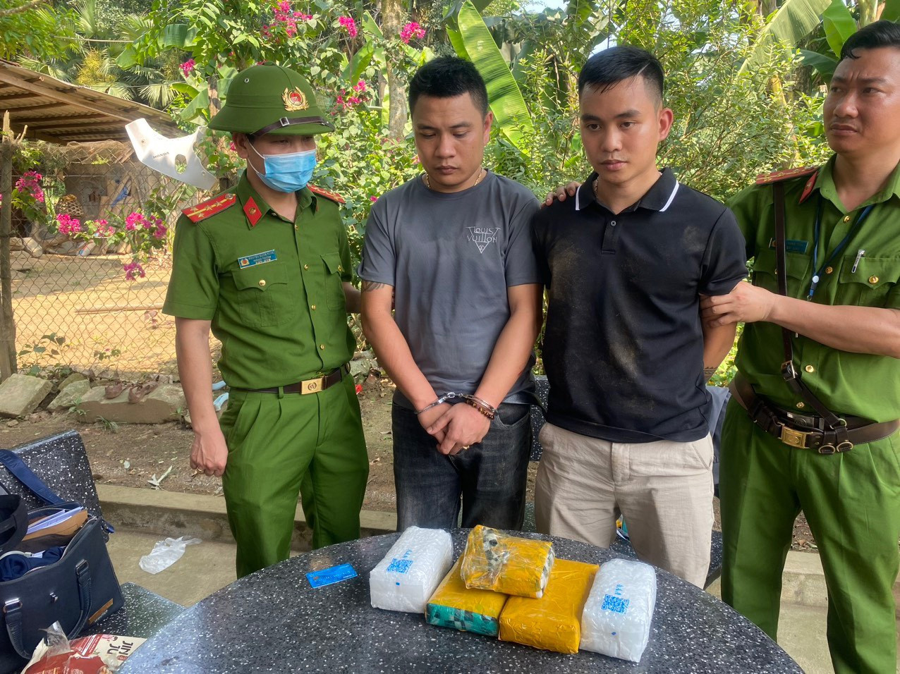 Hai đối tượng Sơn và Hoàng bị cơ quan CA bắt giữ Hai đối tượng Sơn và Hoàng bị cơ quan CA bắt giữ