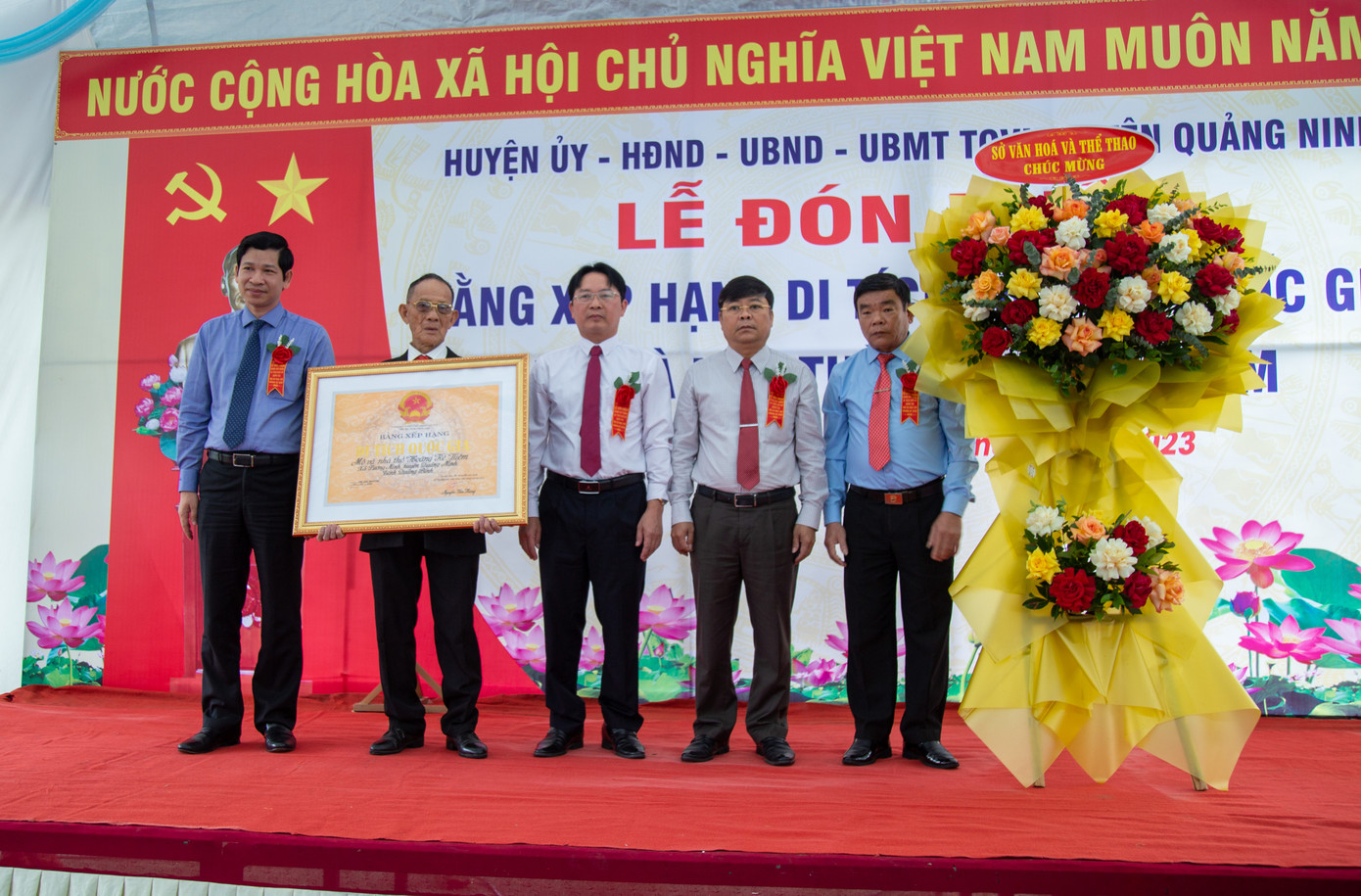 Trao bằng di tích lịch sử Quốc gia đối với Mộ và nhà thờ Hoàng Kế Viêm (Quảng Ninh - Quảng Bình). Trao bằng di tích lịch sử Quốc gia đối với Mộ và nhà thờ Hoàng Kế Viêm (Quảng Ninh - Quảng Bình).