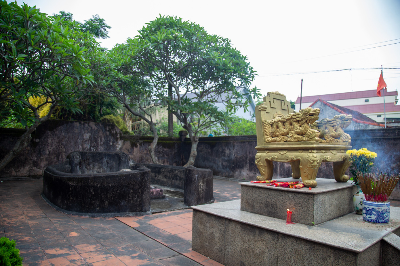 Phần mộ danh tướng Hoàng Kế Viêm. Phần mộ danh tướng Hoàng Kế Viêm.