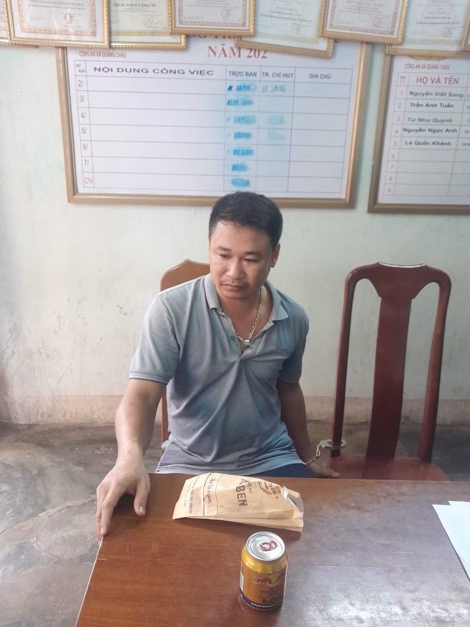 Thầy giáo dùng dao đâm chết bố vợ đầu thú trước cơ quan công an. Thầy giáo dùng dao đâm chết bố vợ đầu thú trước cơ quan công an.