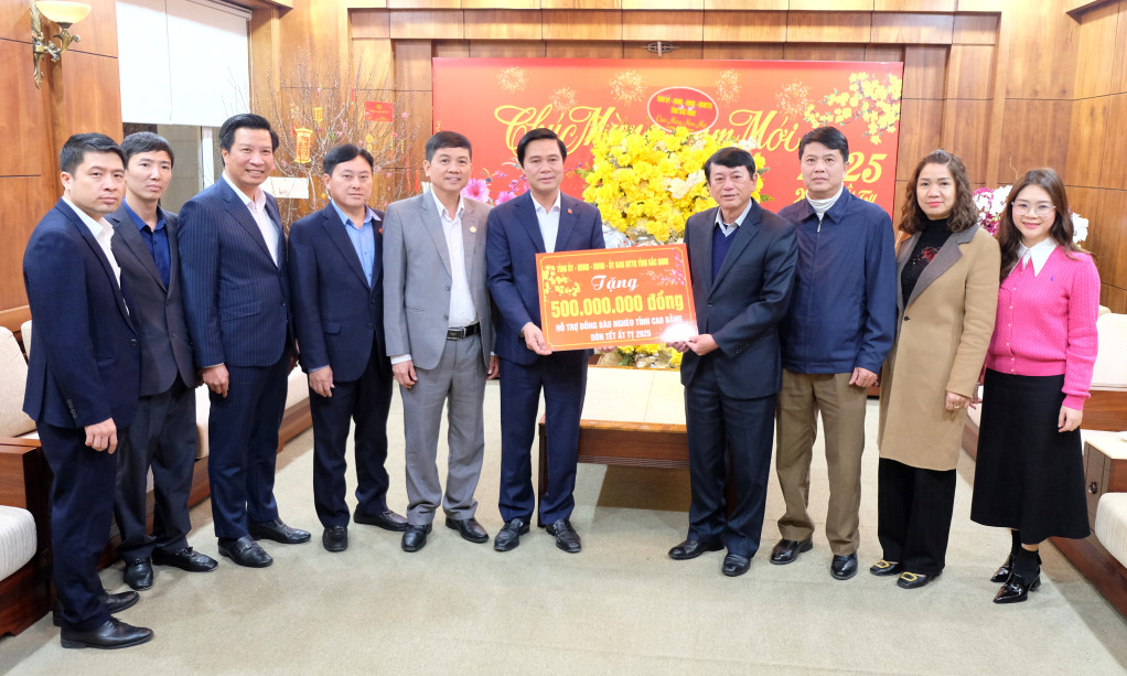 Lãnh đạo UBND tỉnh Bắc Ninh trao quà Tết tặng người nghèo tỉnh Cao Bằng. Lãnh đạo UBND tỉnh Bắc Ninh trao quà Tết tặng người nghèo tỉnh Cao Bằng.