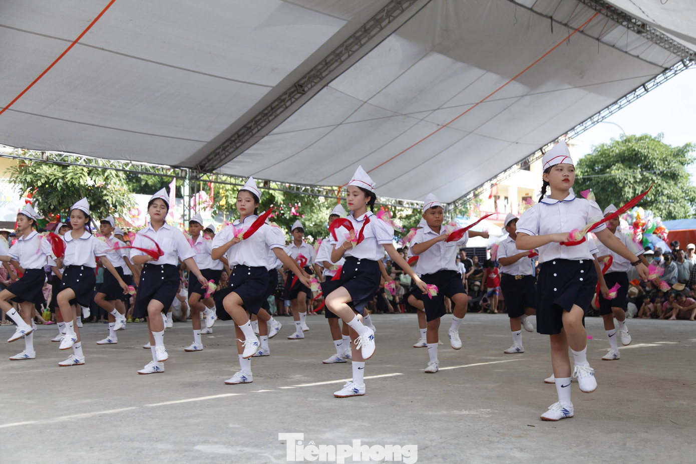 Các em thiếu niên biểu diễn tại hội trại. Các em thiếu niên biểu diễn tại hội trại.