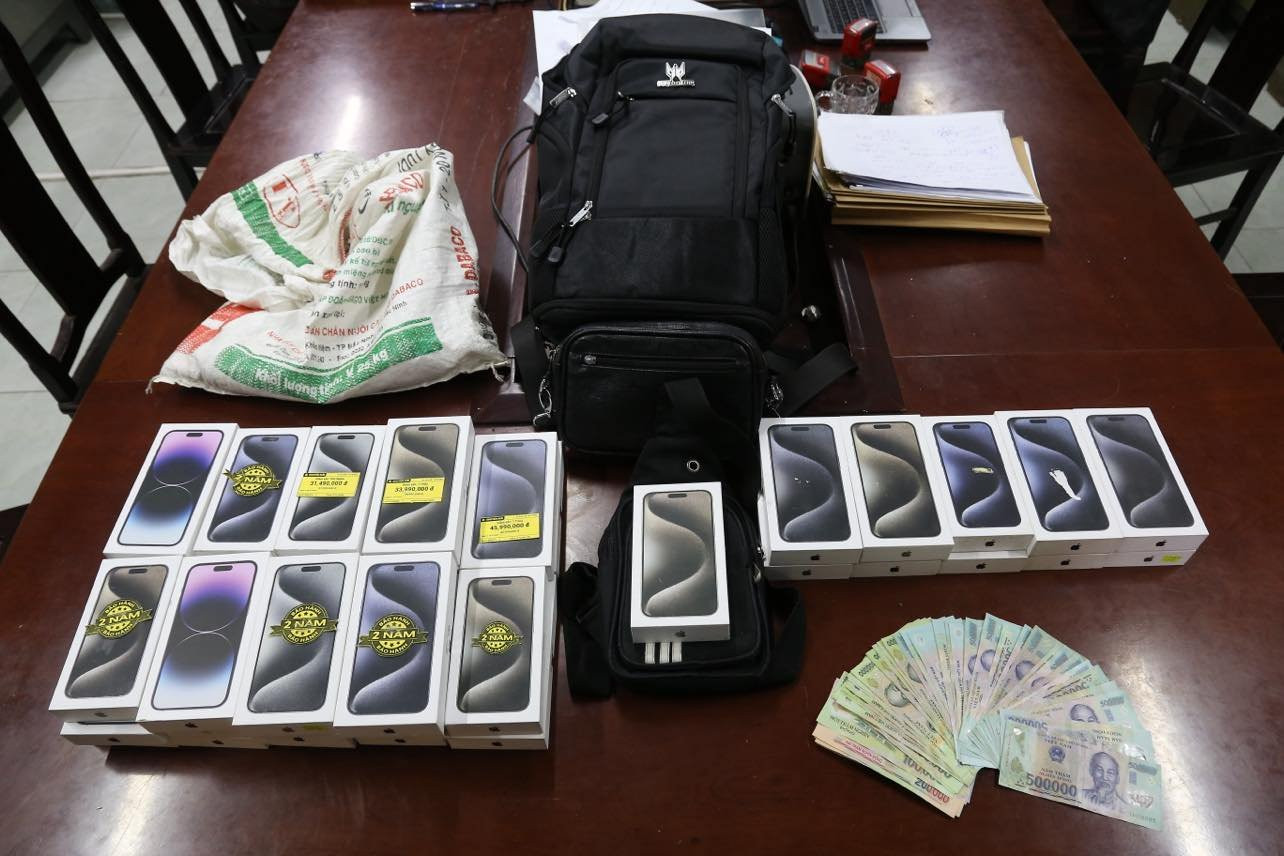 Công an thu giữ tang vật. Công an thu giữ tang vật.